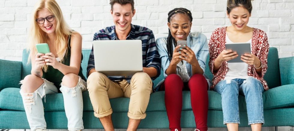 https://vikenfiber.dentsucreative.no/wp-content/uploads/2020/04/internet-people-sitting-980x438.jpg