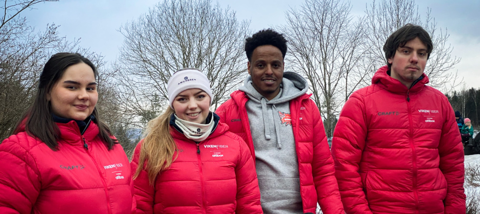 https://vikenfiber.dentsucreative.no/wp-content/uploads/2024/08/Studenter2-mia-mari-florent-kidane-980x438.jpg